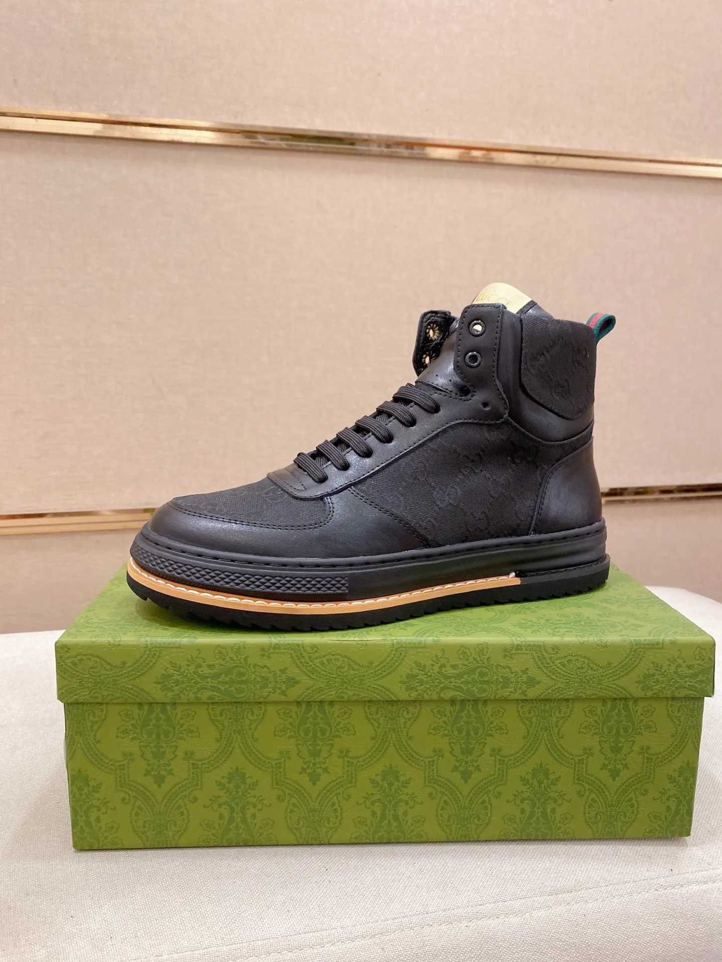 Men's shoes 💰 440 💰 High-quality new high-top GUCCI counters are on the market at the same time. The new men's shoes, 😘fabrics are selected imported cowhide, lining: sheepskin lining. 👍🏿 High-end ☄️ air-cushion molded anti-slip rubber outsole, exquisite lines, simple and elegant, comfortable and high-end for leisure travel. Code number: 38 to 44 (45 can be customized and cannot be returned or exchanged)
